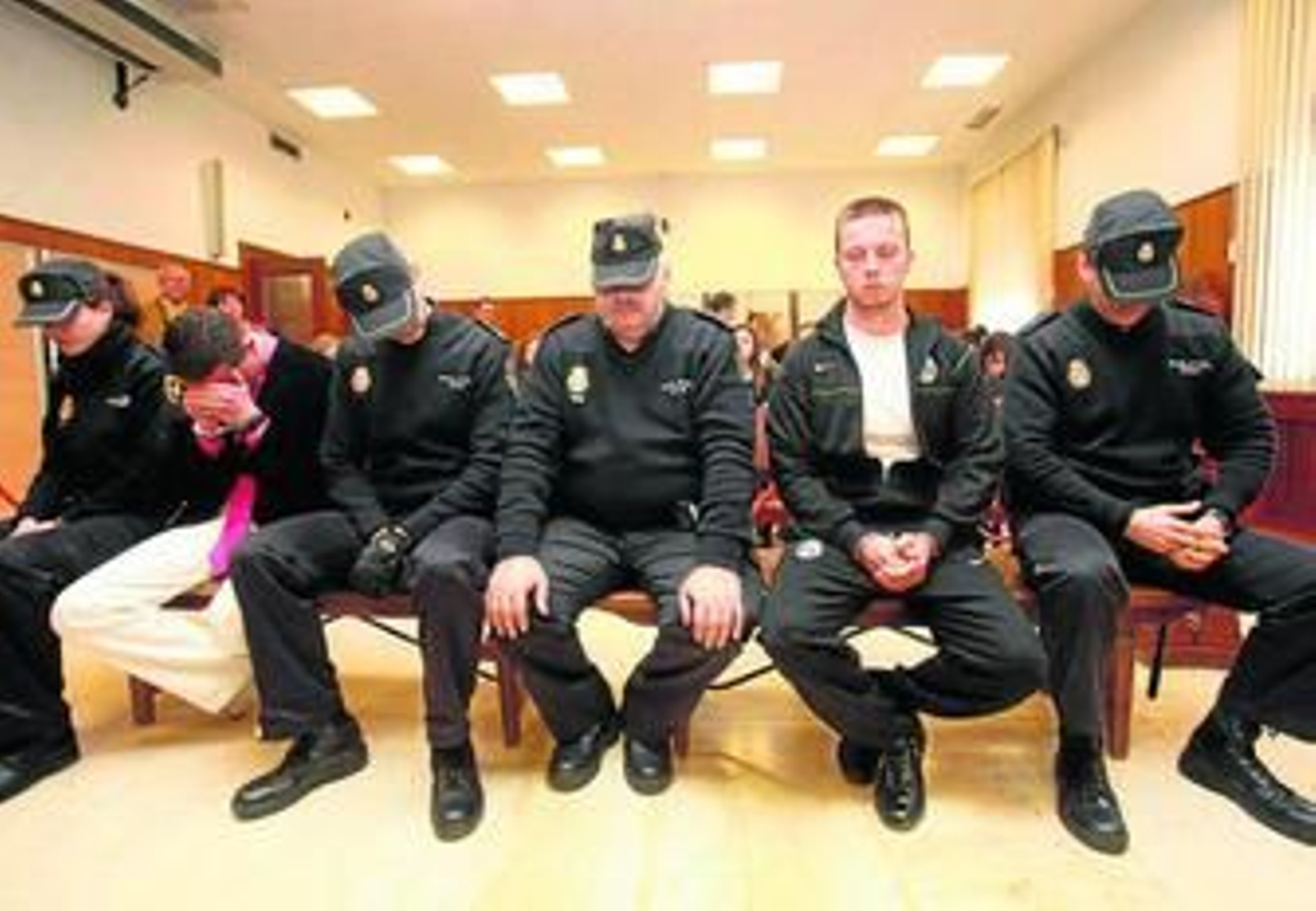 El procesado, a la derecha, durante el juicio por el atraco mortal en Las Tres Culturas.