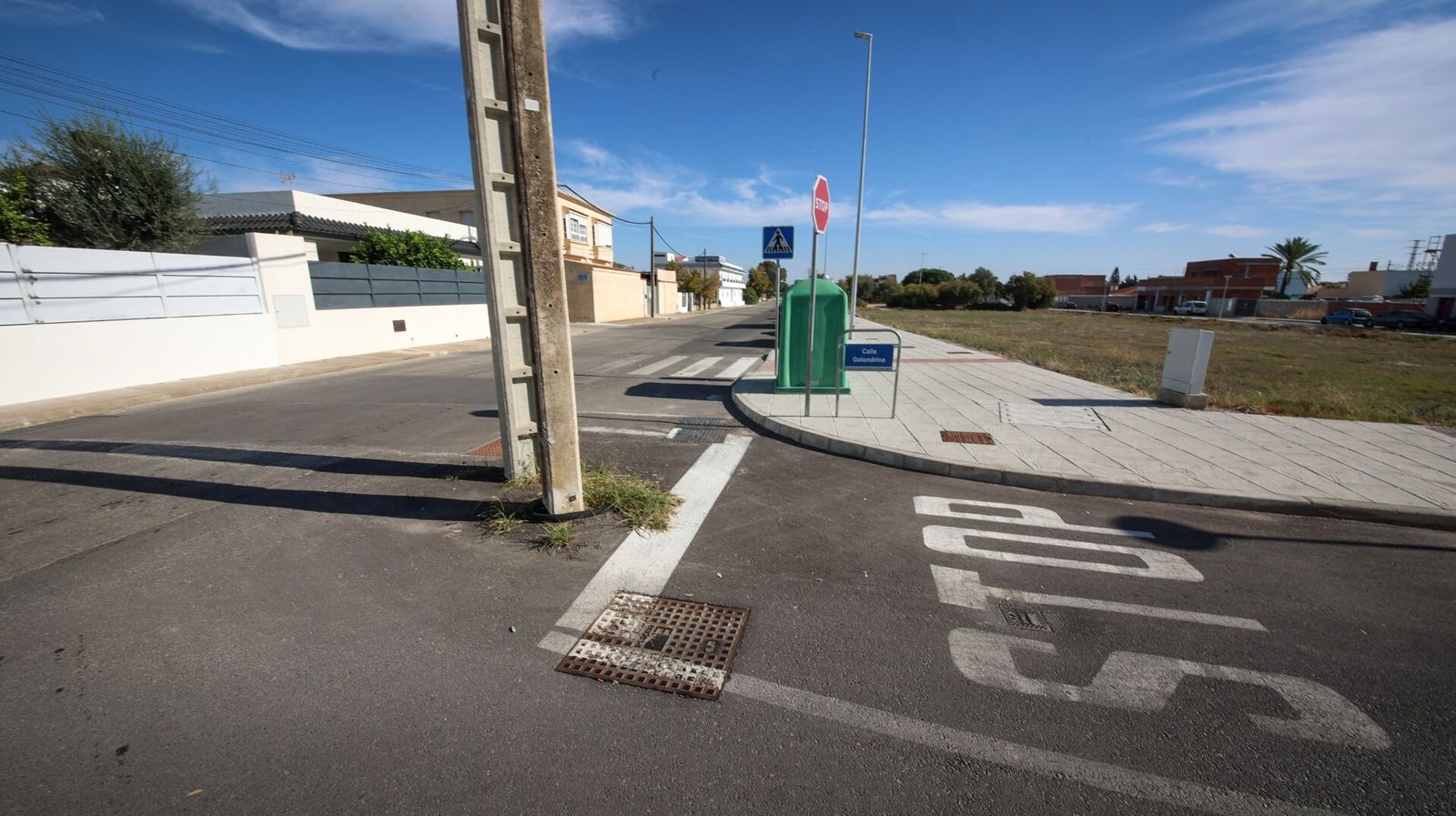 Torretas que sujetan el cableado de telefonía y se han quedado en mitad de los nuevos carriles.