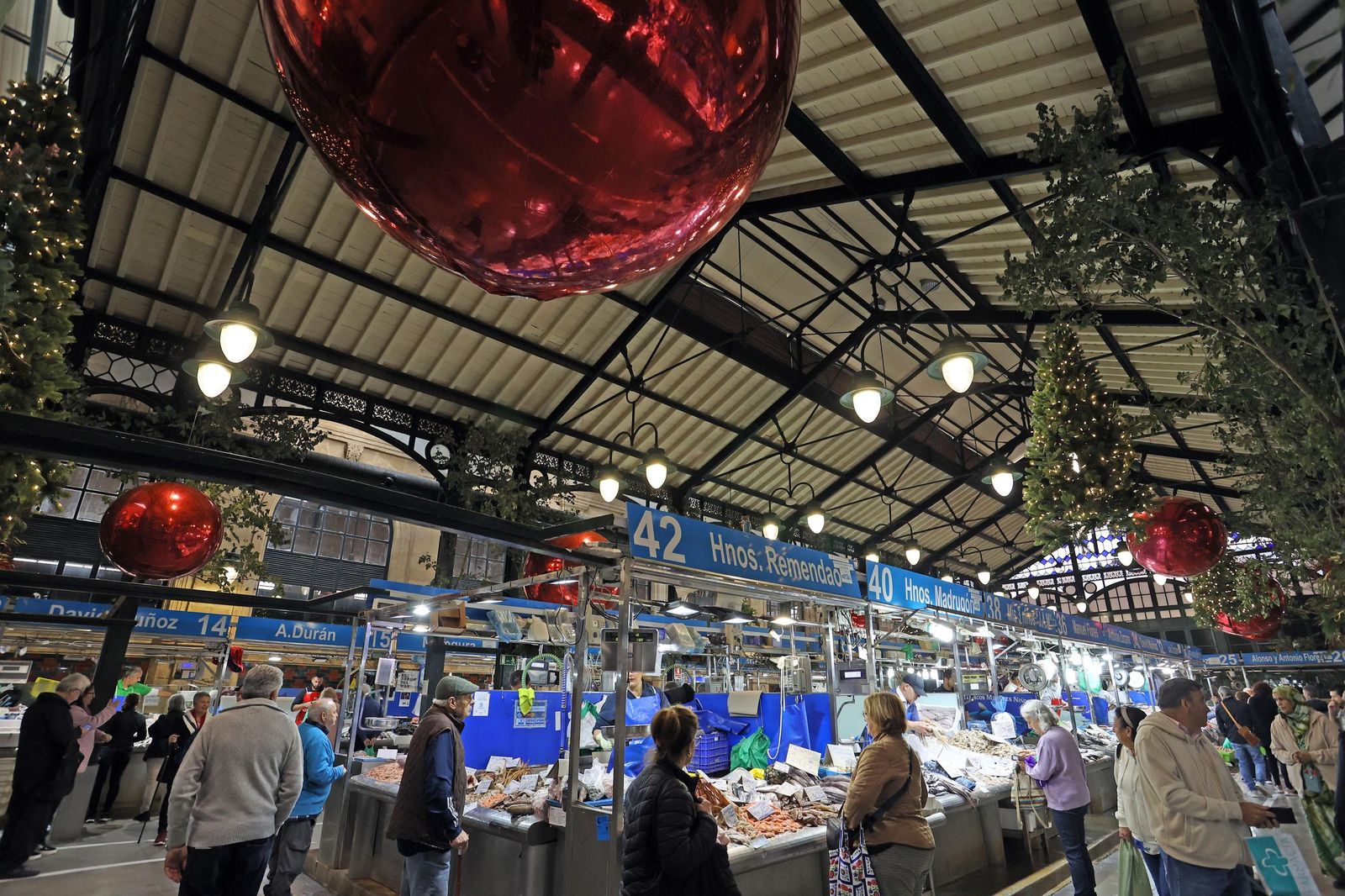 Ésta es la decoración navideña del mercado central de Jerez