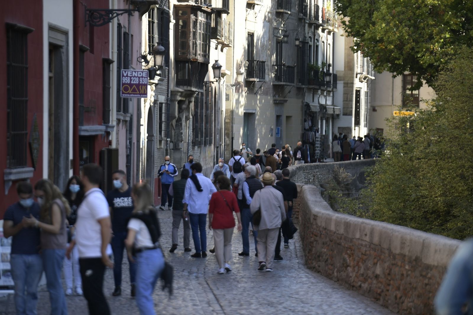 Fotos: Granada se llena de turistas en el puente del Pilar como antes del coronavirus