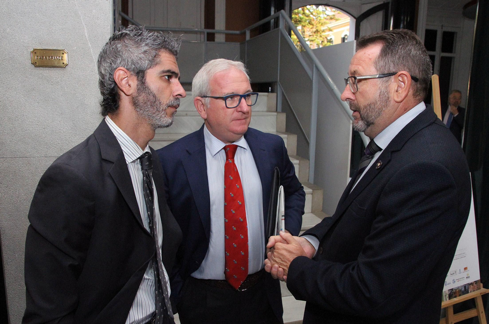 Imágenes de la conferencia y desayuno-coloquio de Gabriel Cruz, alcalde de Huelva