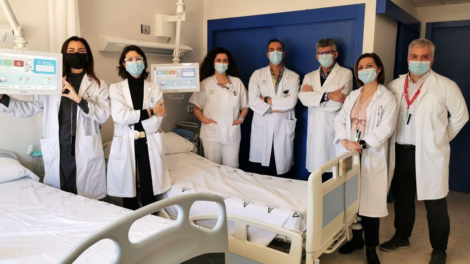 La directora gerente, Mª Jesús Pareja, en una de las habitaciones donde está instalada la infraestructura junto a integrantes de la dirección asistencial de este hospital sevillano.