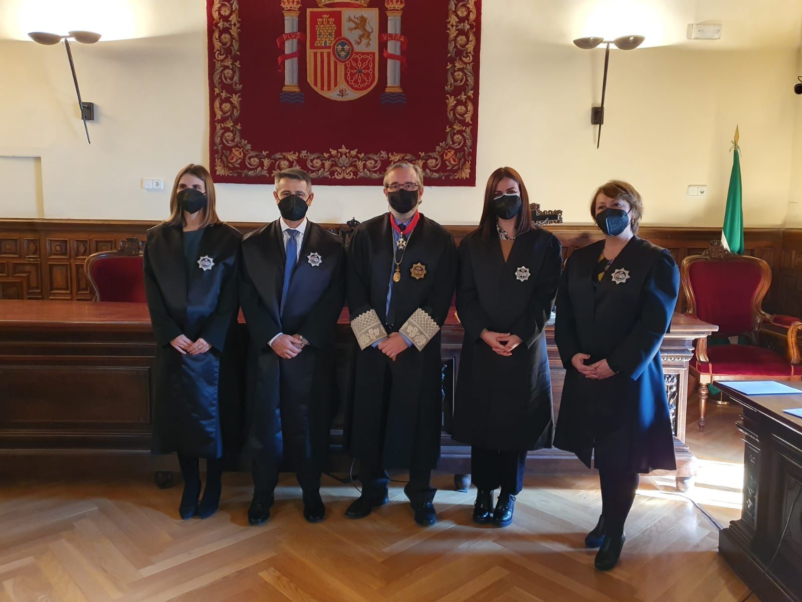 El secretario de la Sala de Gobierno, Pedro Jesús Campoy, junto a los cuatro nuevos letrados, sus padrinos y los secretarios coordinadores de Almería y Granada.