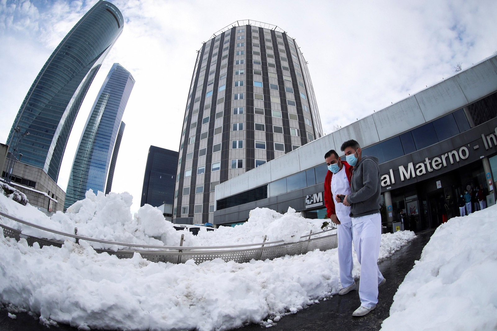 Madrid trata de restablecer la normalidad: el día después en imágenes