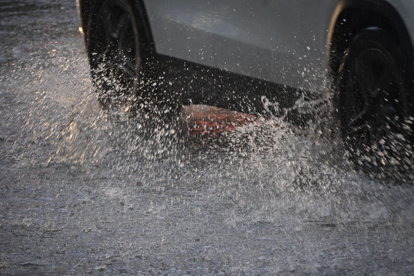 Un lunes de lluvia en Huelva, en imágenes