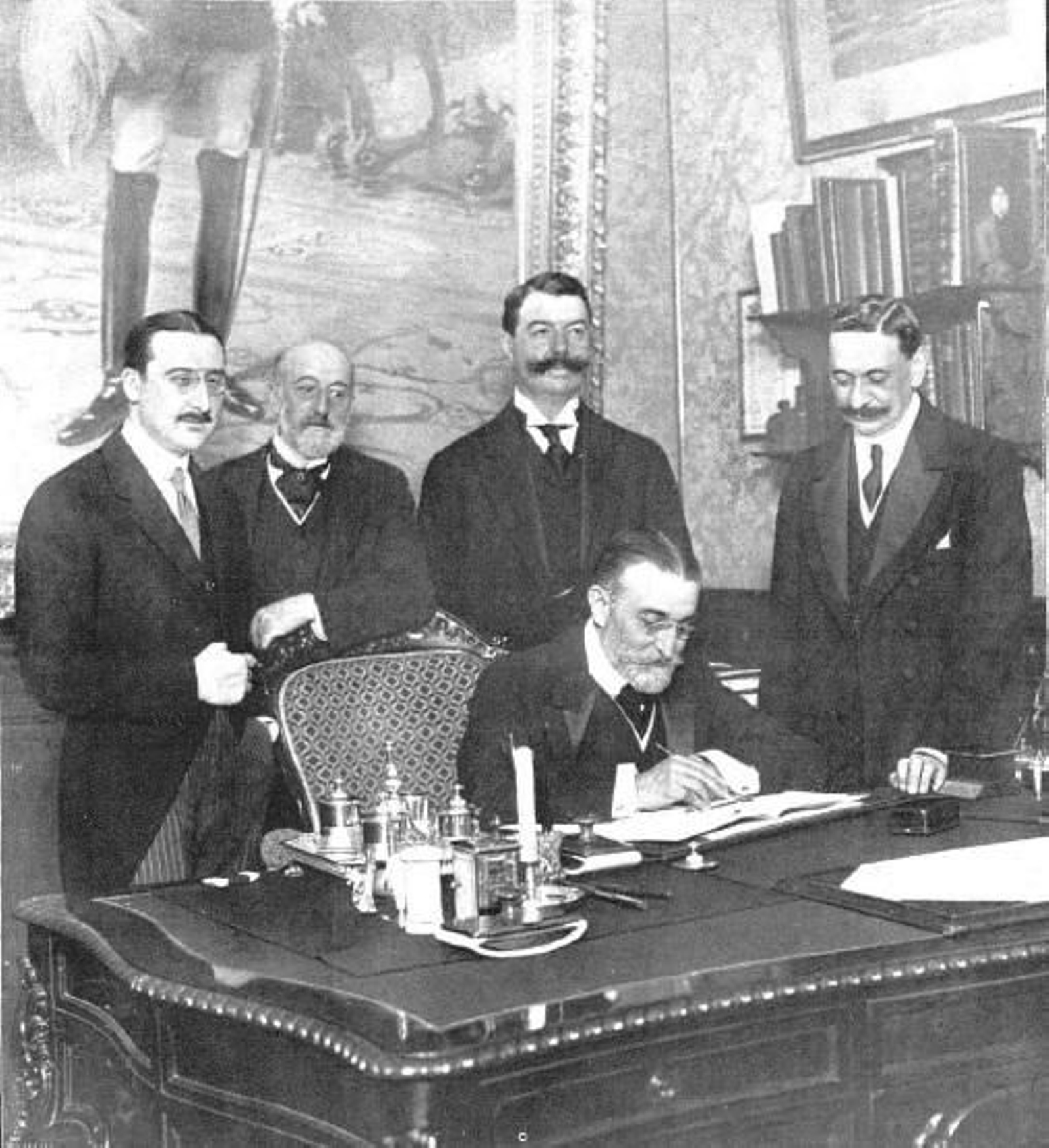 Firma del Tratado sobre Marruecos en 1912. Firma del Tratado sobre Marruecos en 1912.