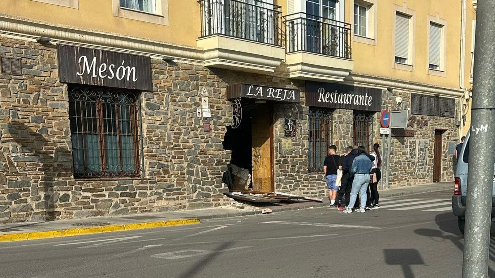 Así ha quedado la puerta de La Reja. Así ha quedado la puerta de La Reja.