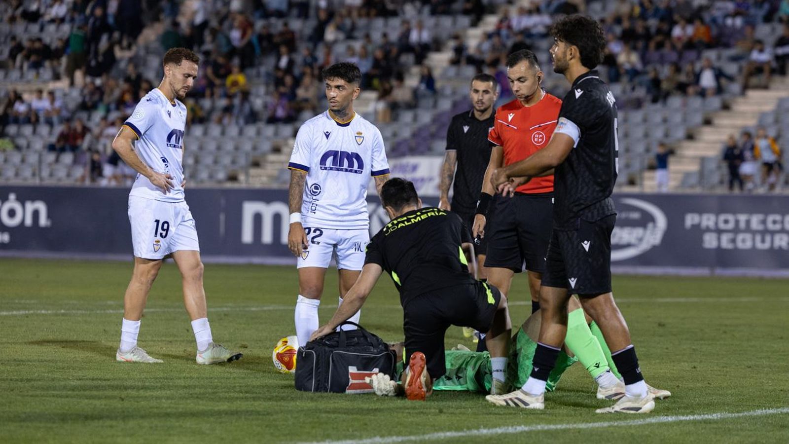 Óscar Lozano y Agus Alonso mientras atendían al portero visitante en el tiempo añadido.