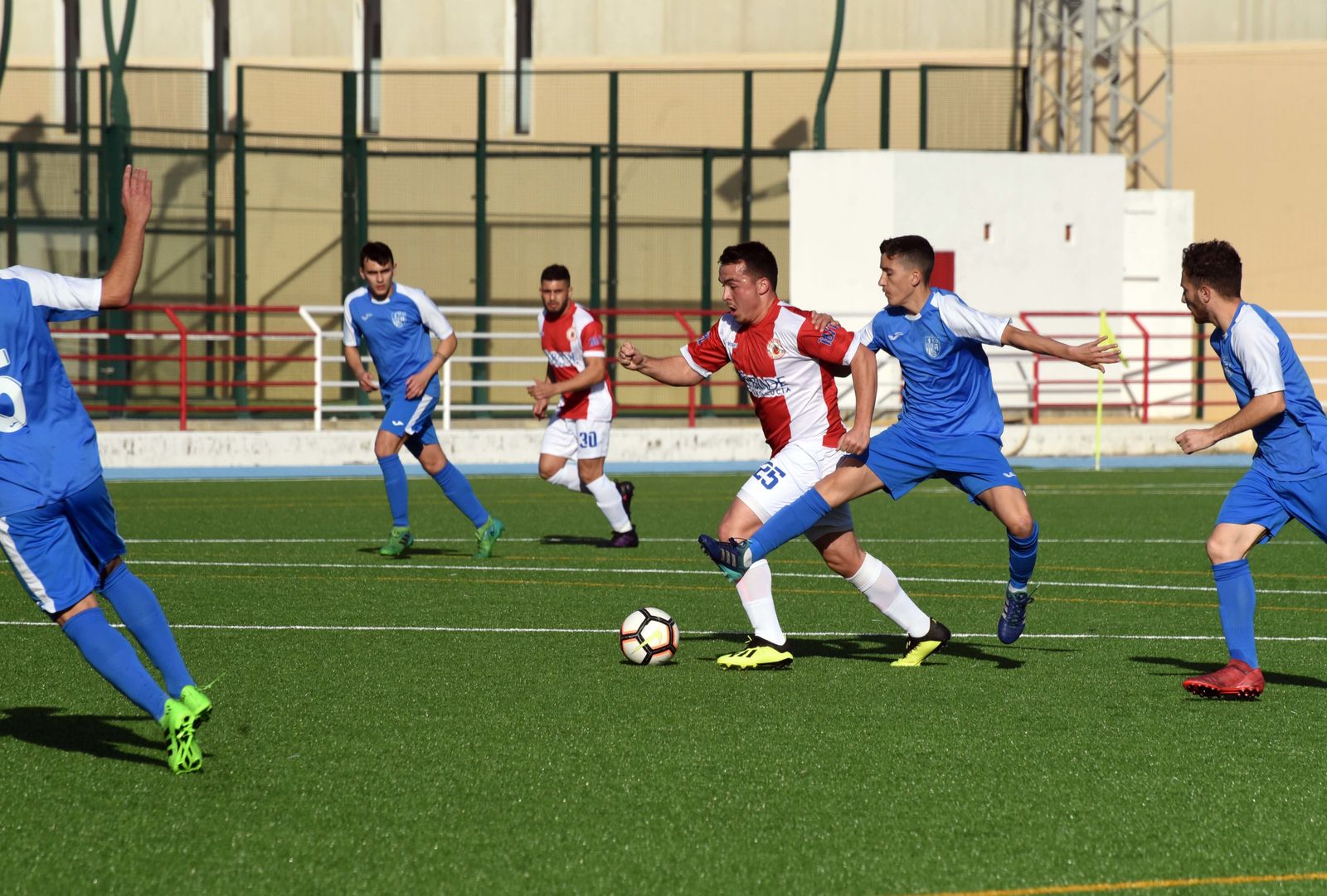 El rojillo Borja Maderal lleva el balón, en el San Roque-Alcalá.