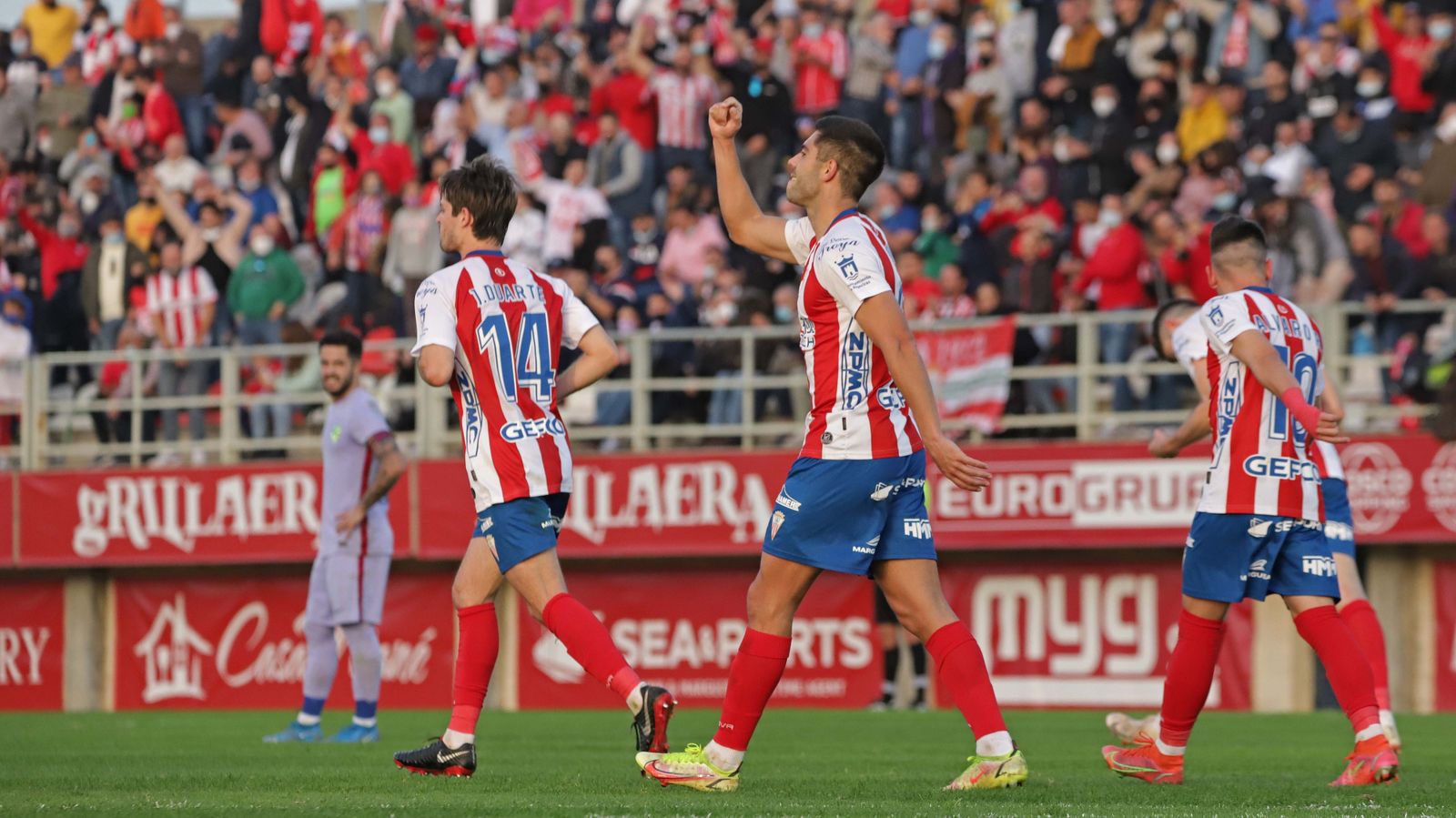 Roni, puño en alto, y Romero (d), tras un gol al Barça B.