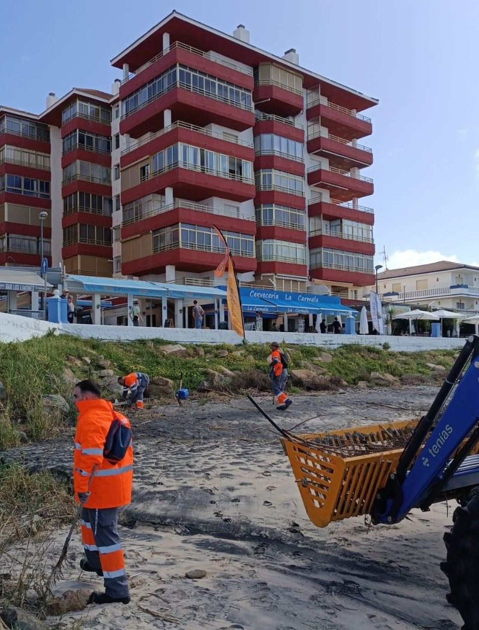 Adecentan el núcleo costero de Matalascañas por la Semana Santa.