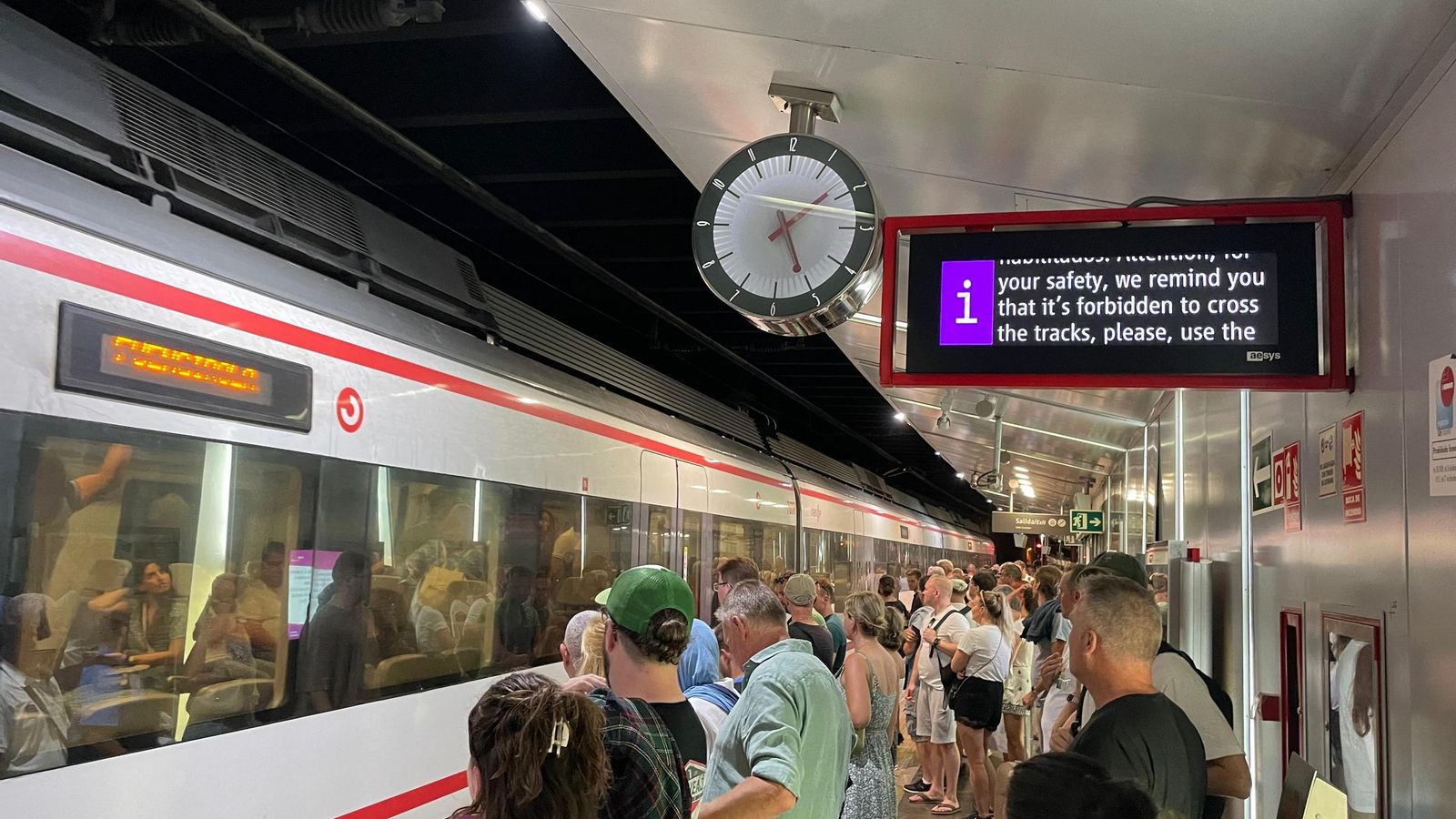 Estación de la Alameda a la llegada del Cercanías.