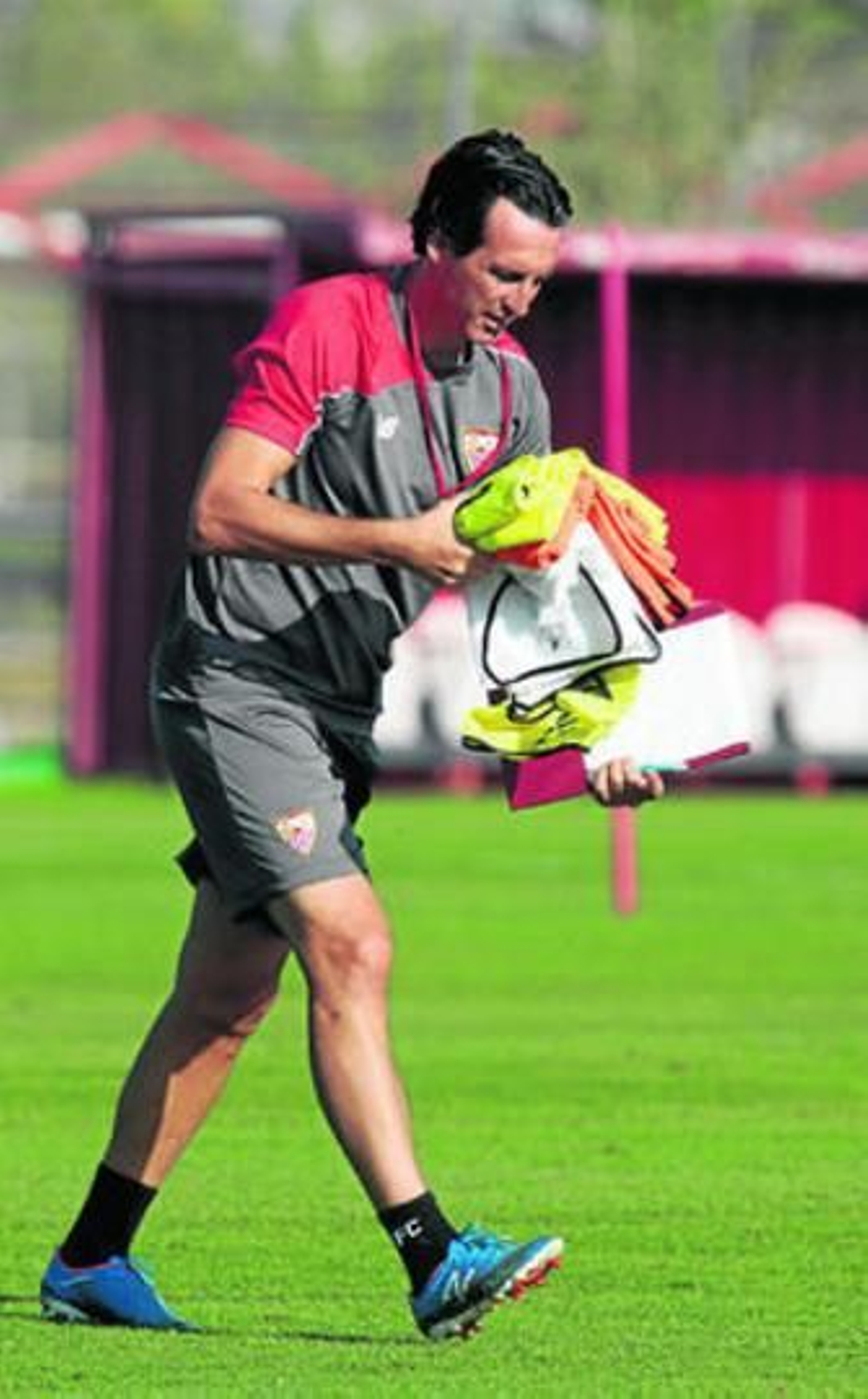 Unai Emery arrambla con los petos y su inseparable carpeta para preparar un entrenamiento.