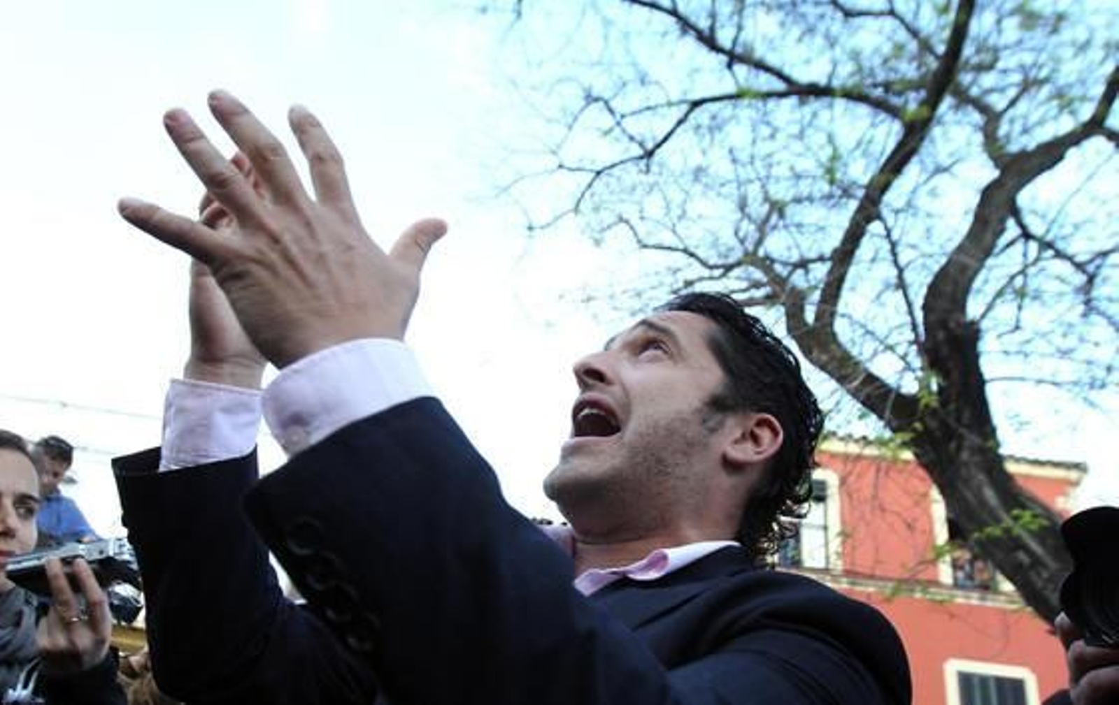 Un no parar. Nada más salir El Prendimiento comenzaron a lloverle saetas desde todas direcciones. La de la foto es una de tantas que ayer le fueron dedicadas por todo Jerez, tanto por jerezanos como por visitantes.

Foto: Miguel Ángel González