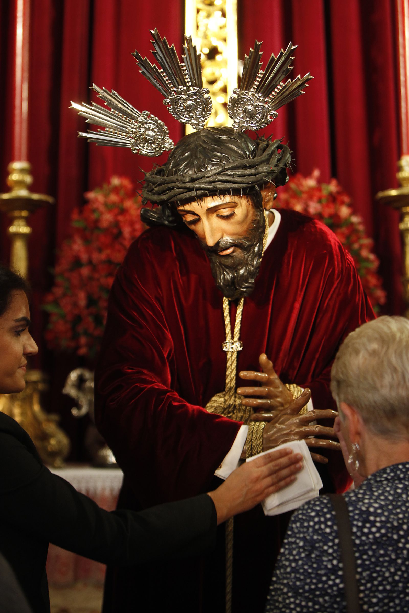 Besapies del Cristo del Cachorro y besamanos del Jesús Nazareno