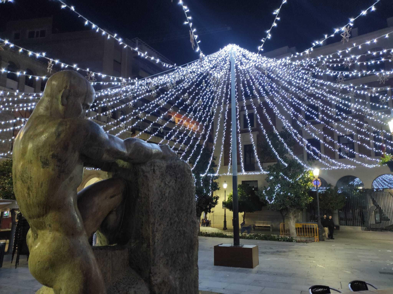 La estatua del Deán Mazas en la plaza del mismo nombre es testigo del alumbrado.