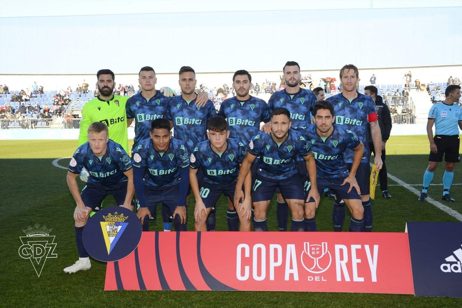 Formación inicial del Cádiz en el estadio Fernando Torres.