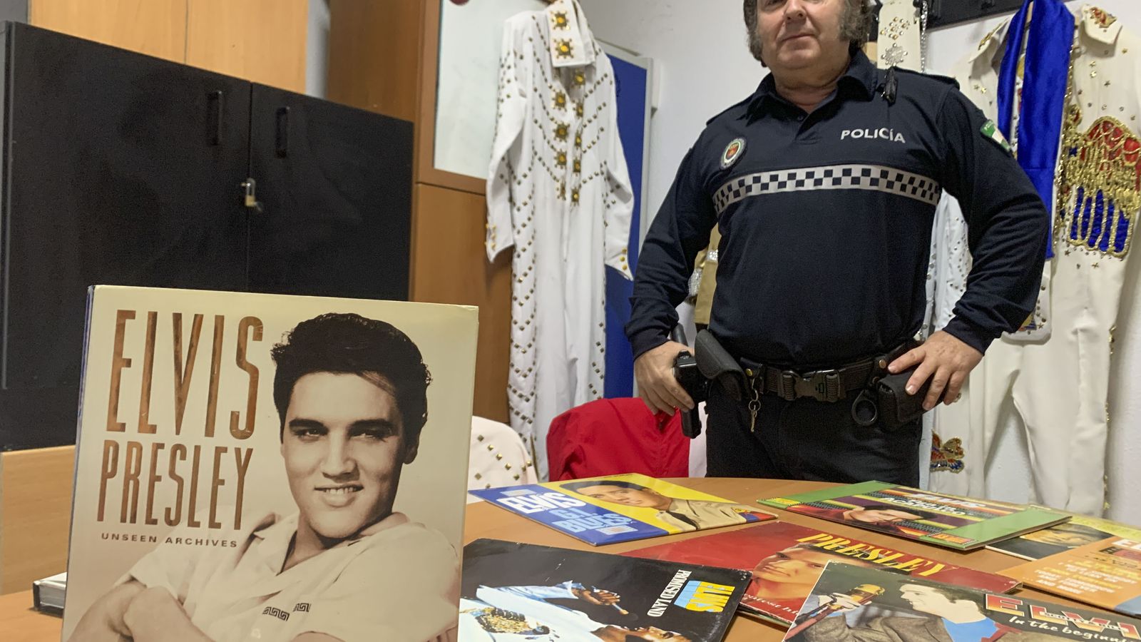 José Luis Blanco posa con su colección de Elvis.