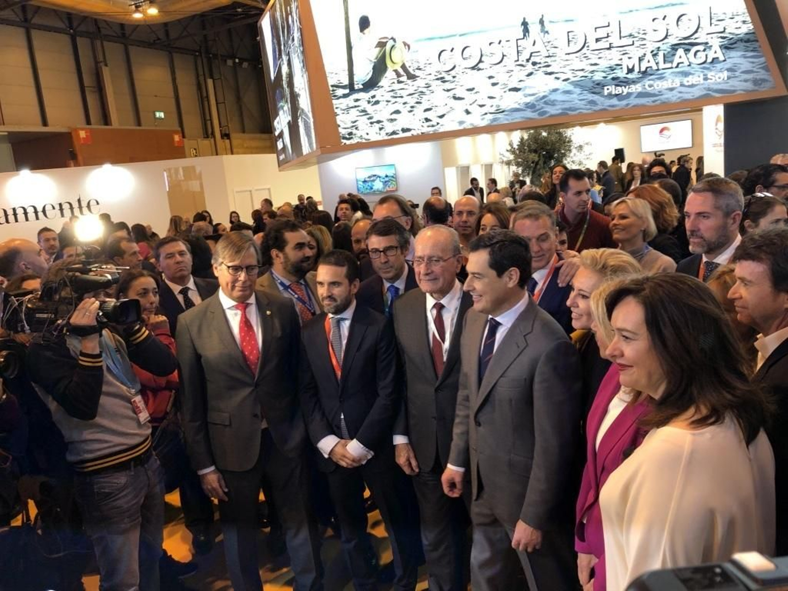 José Carlos Escribano, Jacobo Florido, Francisco de la Torre, Juan Manuel Moreno, Carolina España y María del Mar Martín Rojo, entre otros, esta mañana en el expositor de Costa del Sol
