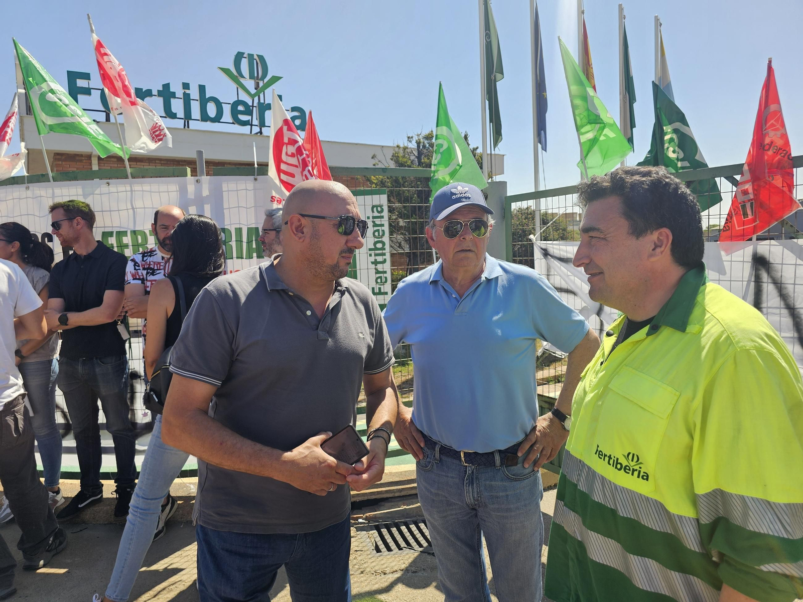 El presidente de CSIF Huelva, Juan Manuel Quilón, junto a los trabajadores en Huelga.