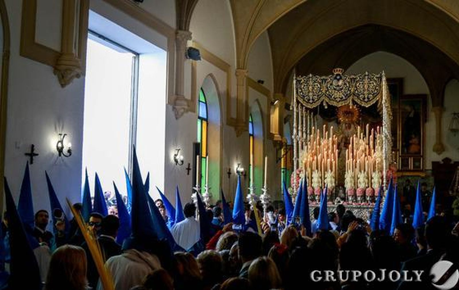 Imagen del interior de la capilla de la Escuela San José, momentos antes de que hiciera estación de penitencia por las calles de Jerez Nuestra Señora de la Estrella.

Foto: Miguel Ángel González