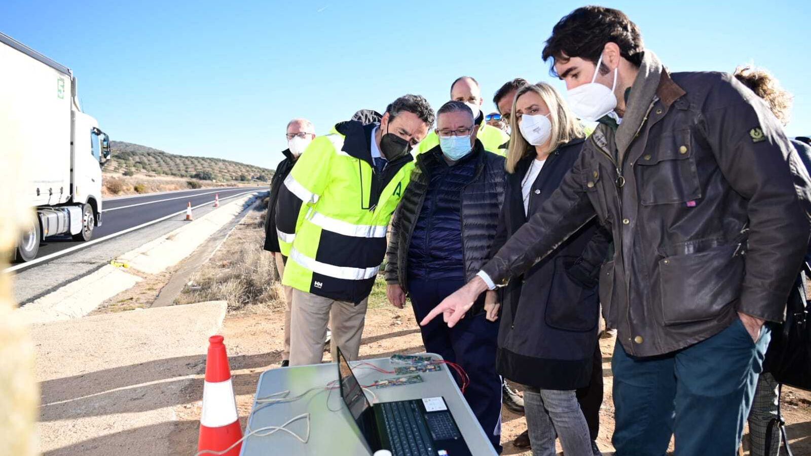 Carazo, en un momento de la visita a la carretera Iznalloz-Darro.