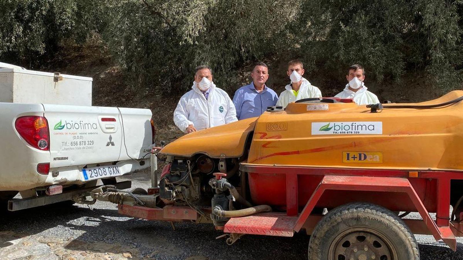 Imagen de la visita de Eduardo Martos a uno de los trabajos de fumigación