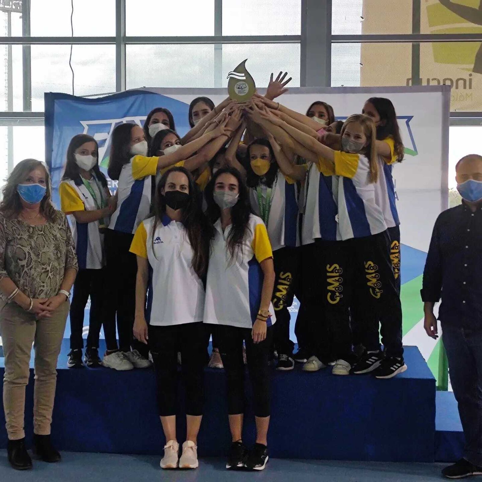 El equipo alevín del Círculo Mercantil, con su trofeo como campeonas.