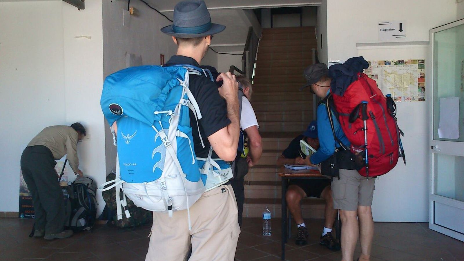 Recepción en el Albergue de Castilblanco de los Arroyos, en la Vía de la Plata. Habrá que mantener distancia en las colas.