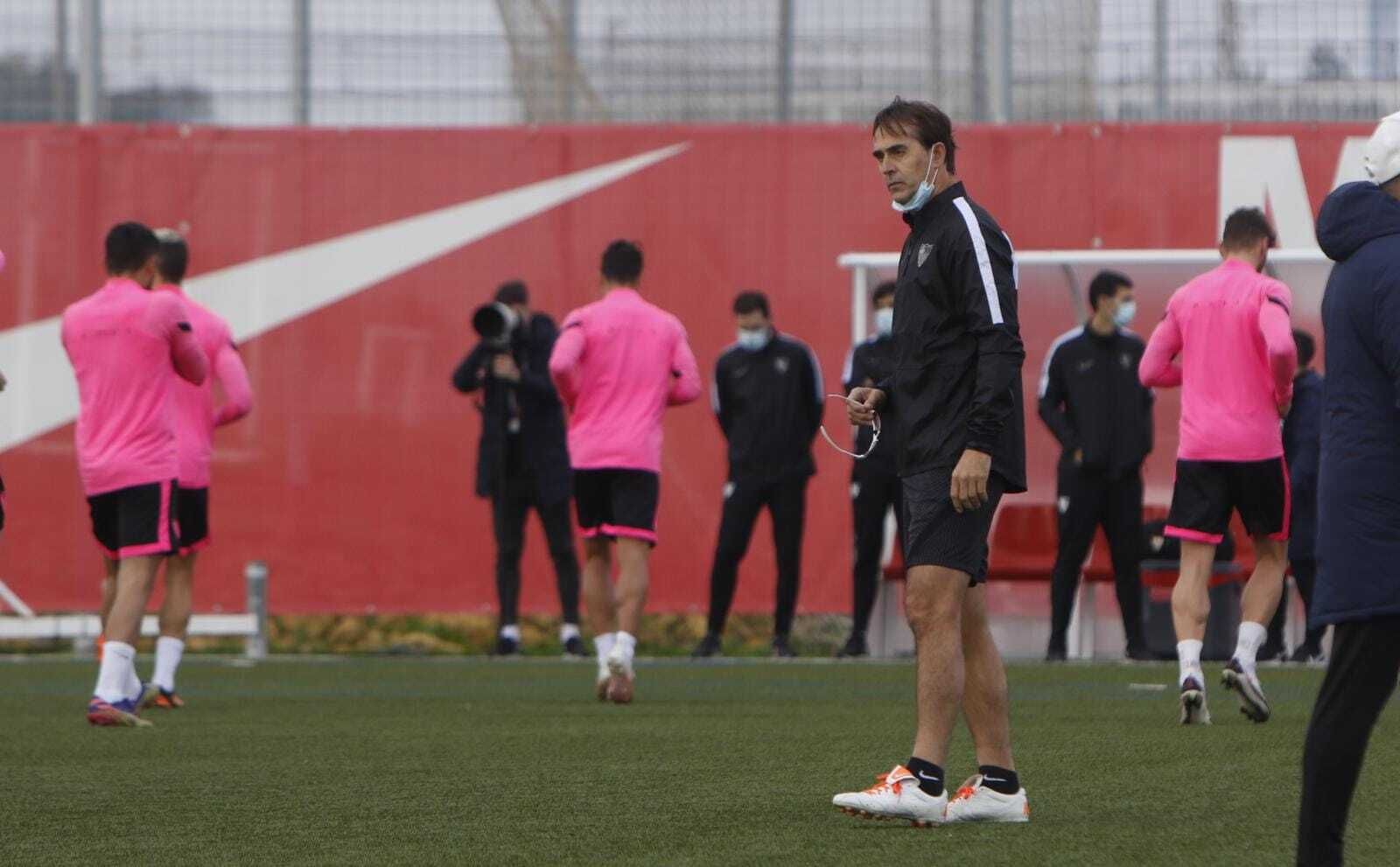 Lopetegui, en el entrenamiento de esta lunes, sobre césped artificial.