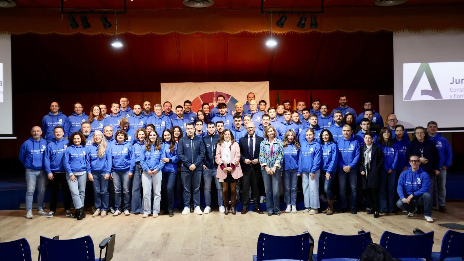 La consejera junto a todos los estudiantes que participarán en el campeonato nacional de FP 'Spainskills 2026'