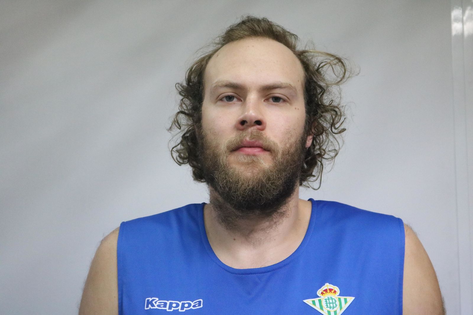 MATT STAINBROOK | Dorsal: 40 | Posición: Pívot | Estatura: 2,08 | Edad: 26 |  CENTÍMETROS: El pívot fue el mejor en su posición la pasada temporada y debe refrendarlo como verdiblanco. Cuenta no sólo con capacidad para dominar la pintura y jugar de espalda al aro, sino también para generar juego y asistir a sus compañeros por la atracción que crea en las defensas.