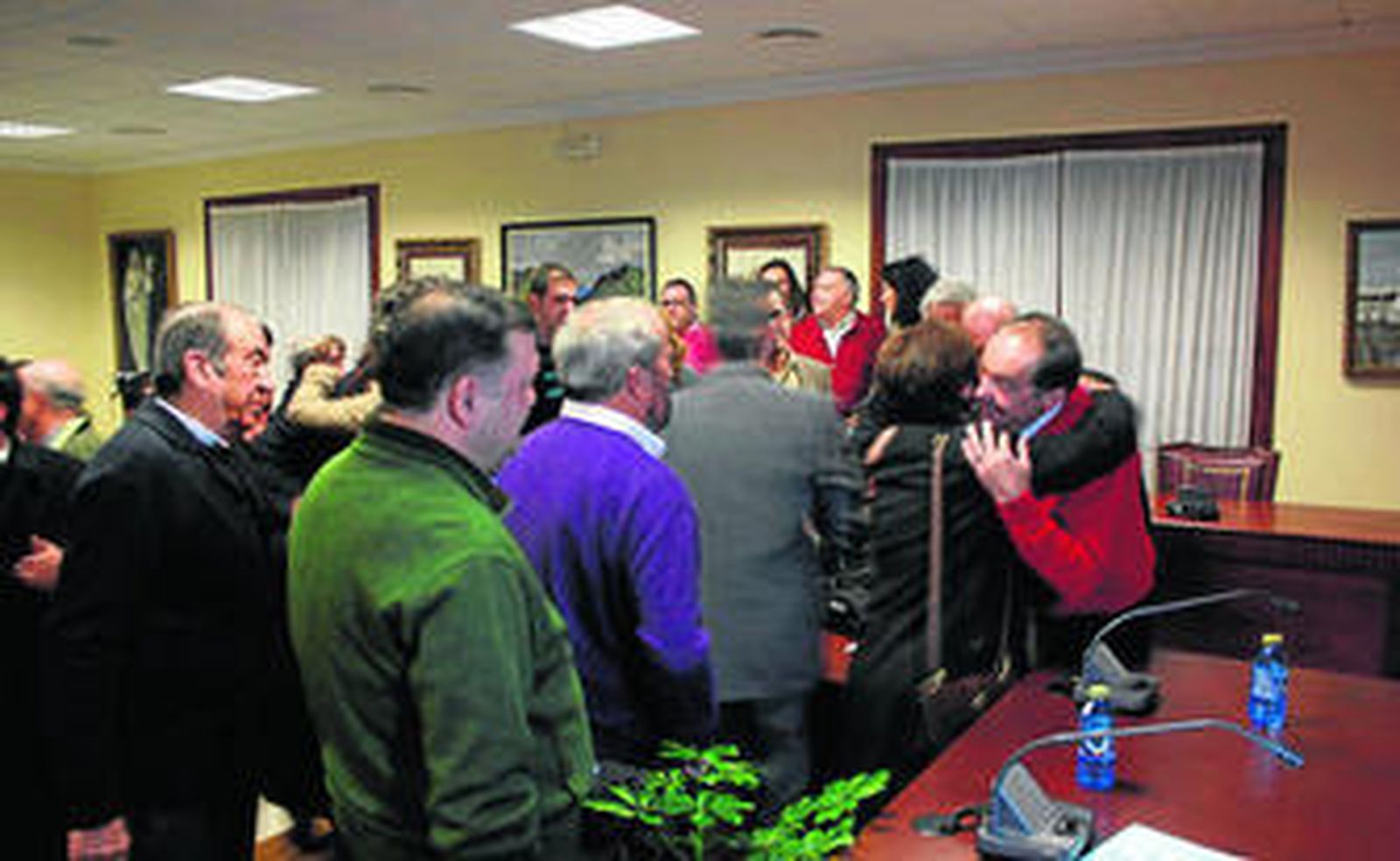 Ropero saluda a un grupo de vecinos antes del pleno en el que presentó su dimisión.