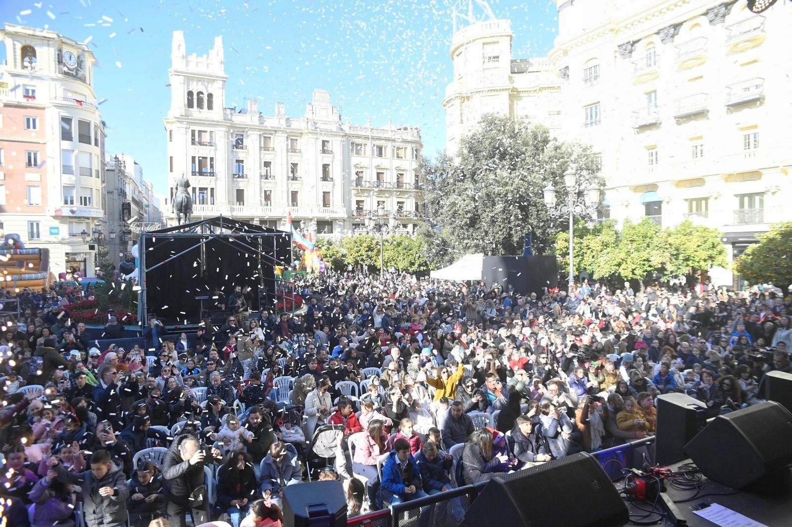 Los niños de Córdoba despiden 2024 con una fiesta infantil y campanadas en las Tendillas, en imágenes