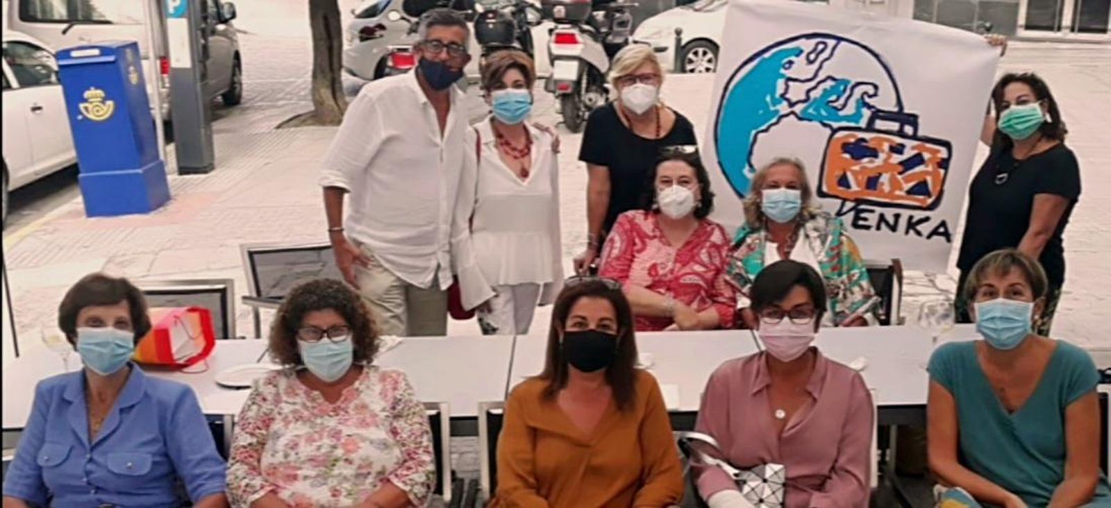 La homenajeada, Enka Mena, con Salvador Gómez, Charo Gigirey, Marian de las Mulas, Carmen Castillo, Maribel Bragado, Carmen Sebastiánes, Esperanza García, Pepa y Ana Ruiz y Carmen Hidalgo.