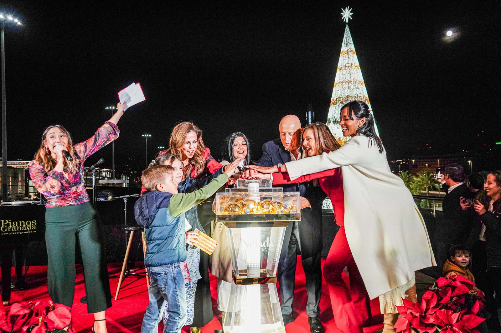Galería | Granada ya está en Navidad: la fiesta del Nevada Shopping para el alumbrado