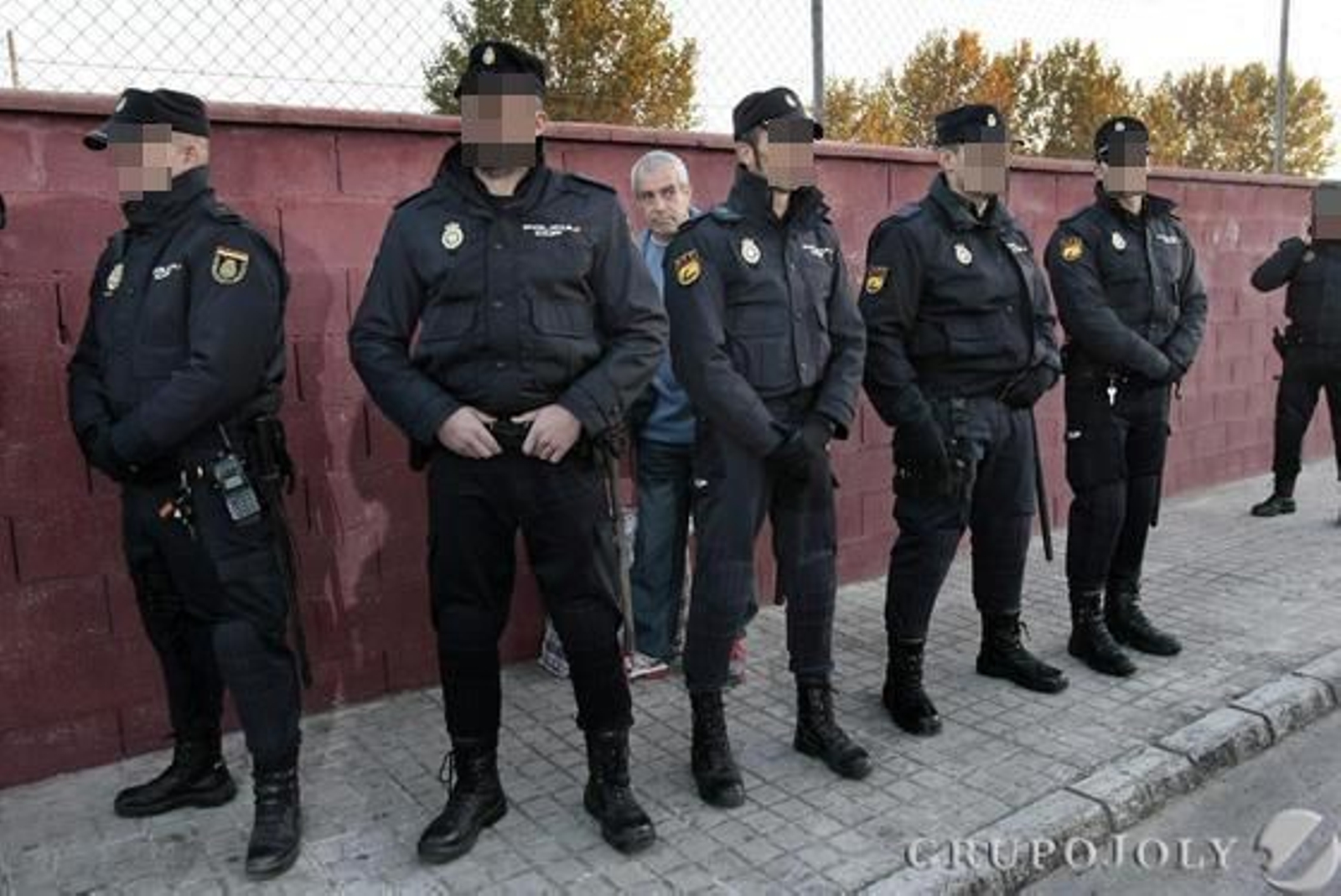 El etarra Fernández Larrinoa sale de la prisión de Puerto I.   Foto: Fito Carreto