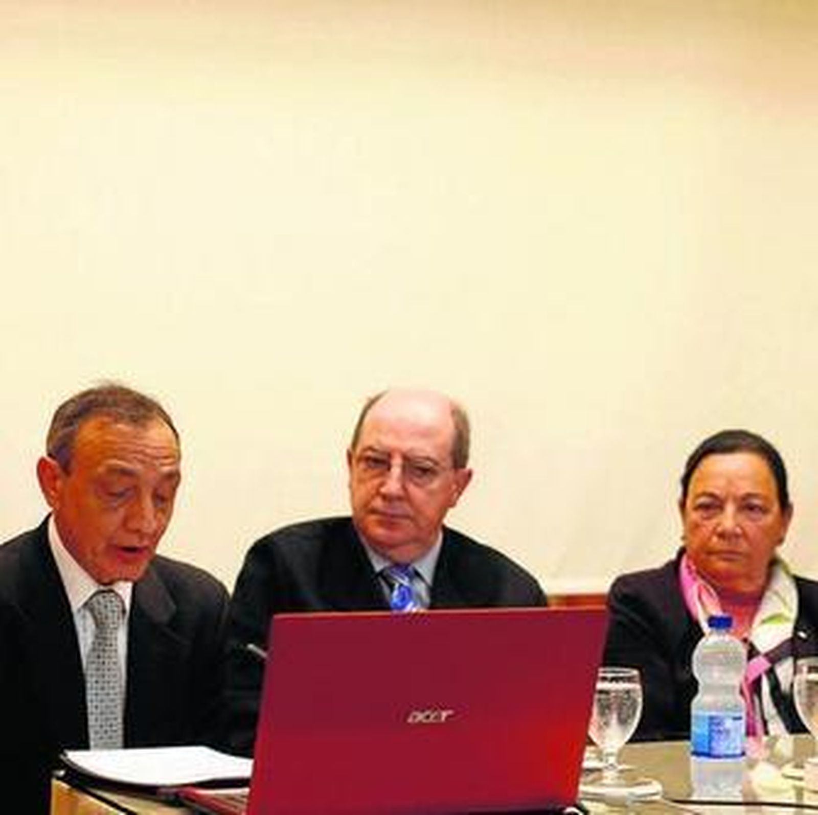 Pedro Roldán, a la izquierda de la imagen, durante su intervención.