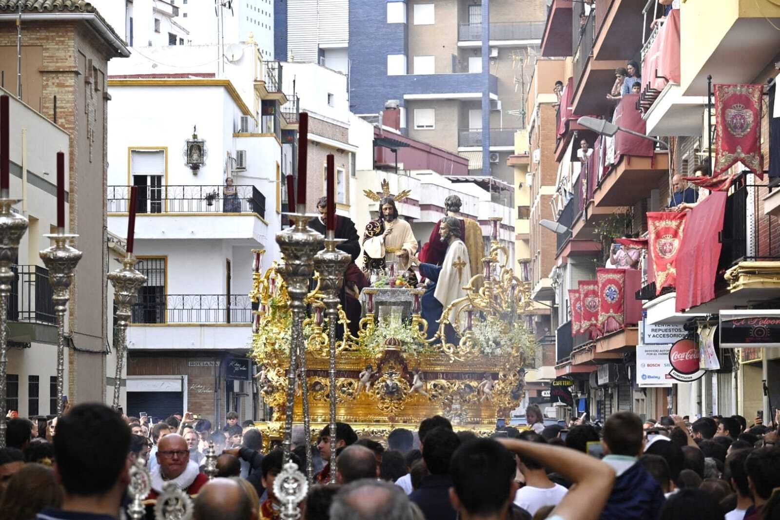 Hermandad de la Cena por la calle Puebla de Guzmán.