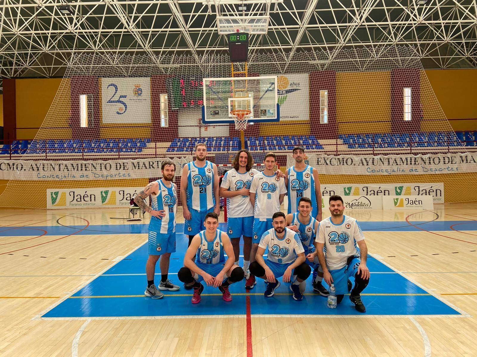 Los nueve jugadores con los que la ULB viajó a Martos, felices tras la victoria