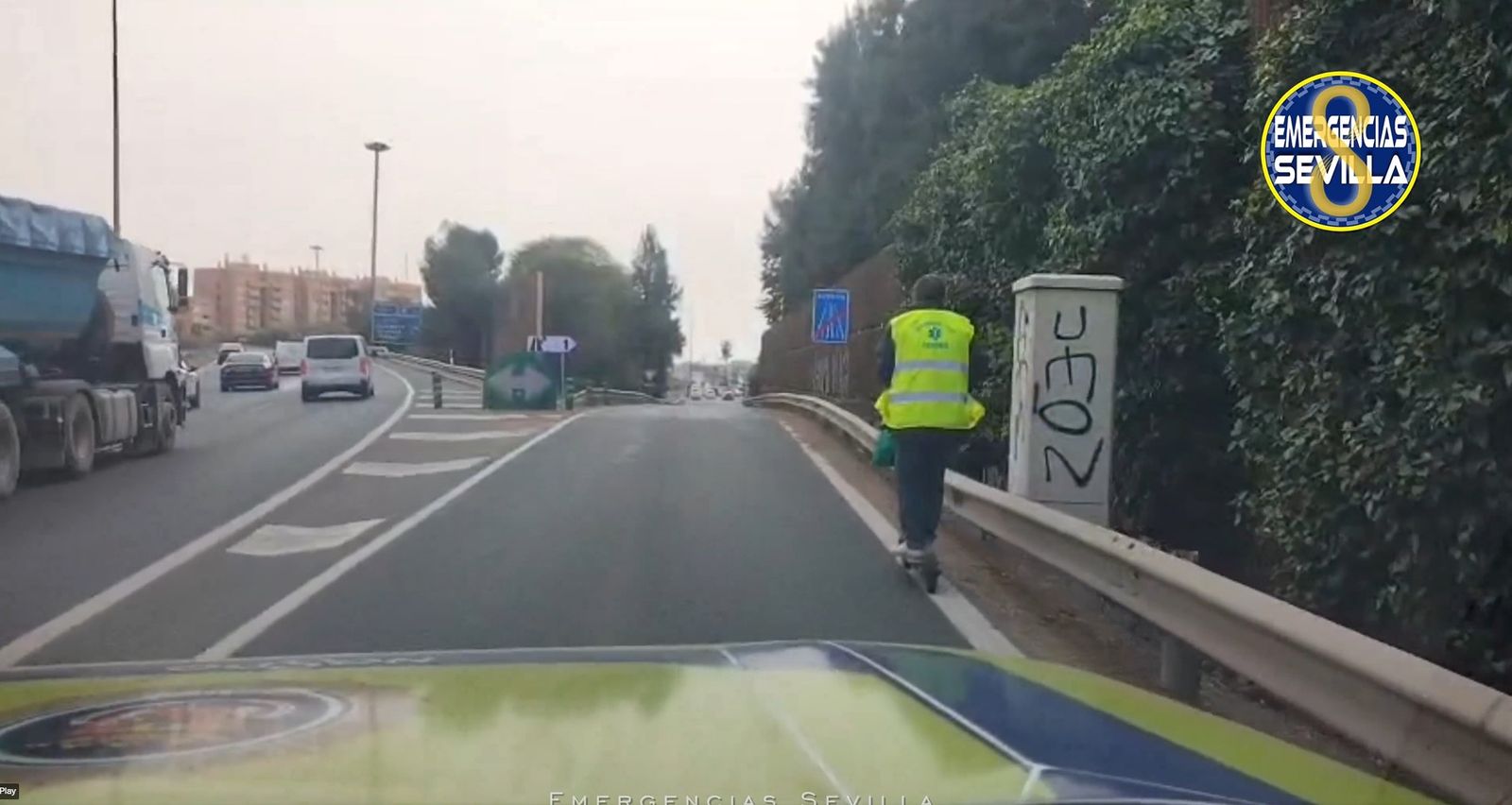 El conductor iba circulando por la SE-30 sin casco