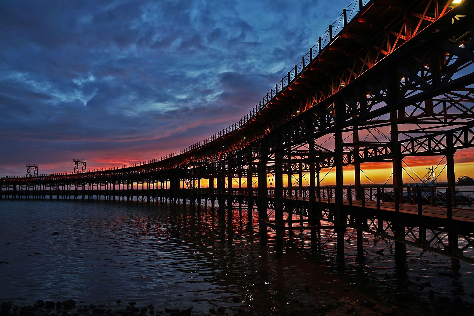 El impresionante atardecer en el muelle de la compañía Riotinto
