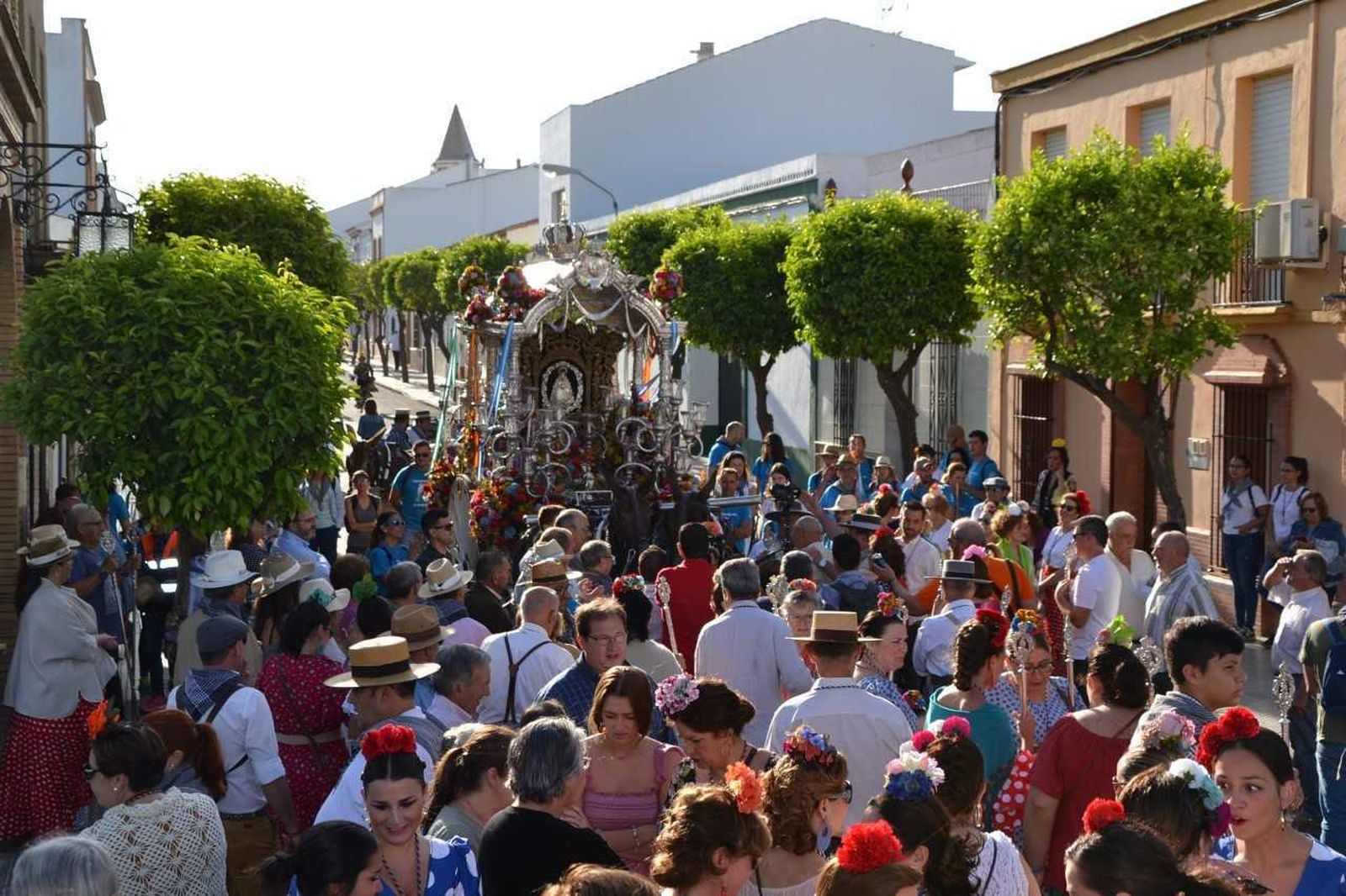 Carretas del Simpecado de la Hermandad de San Juan del Puerto por las calles de la localidad.