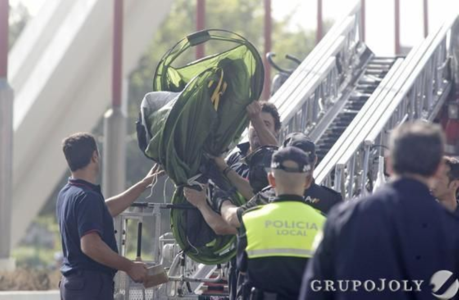 Los bomberos bajan la tienda de campaña que había instalado en lo alto del puente.

Foto: Antonio Pizarro