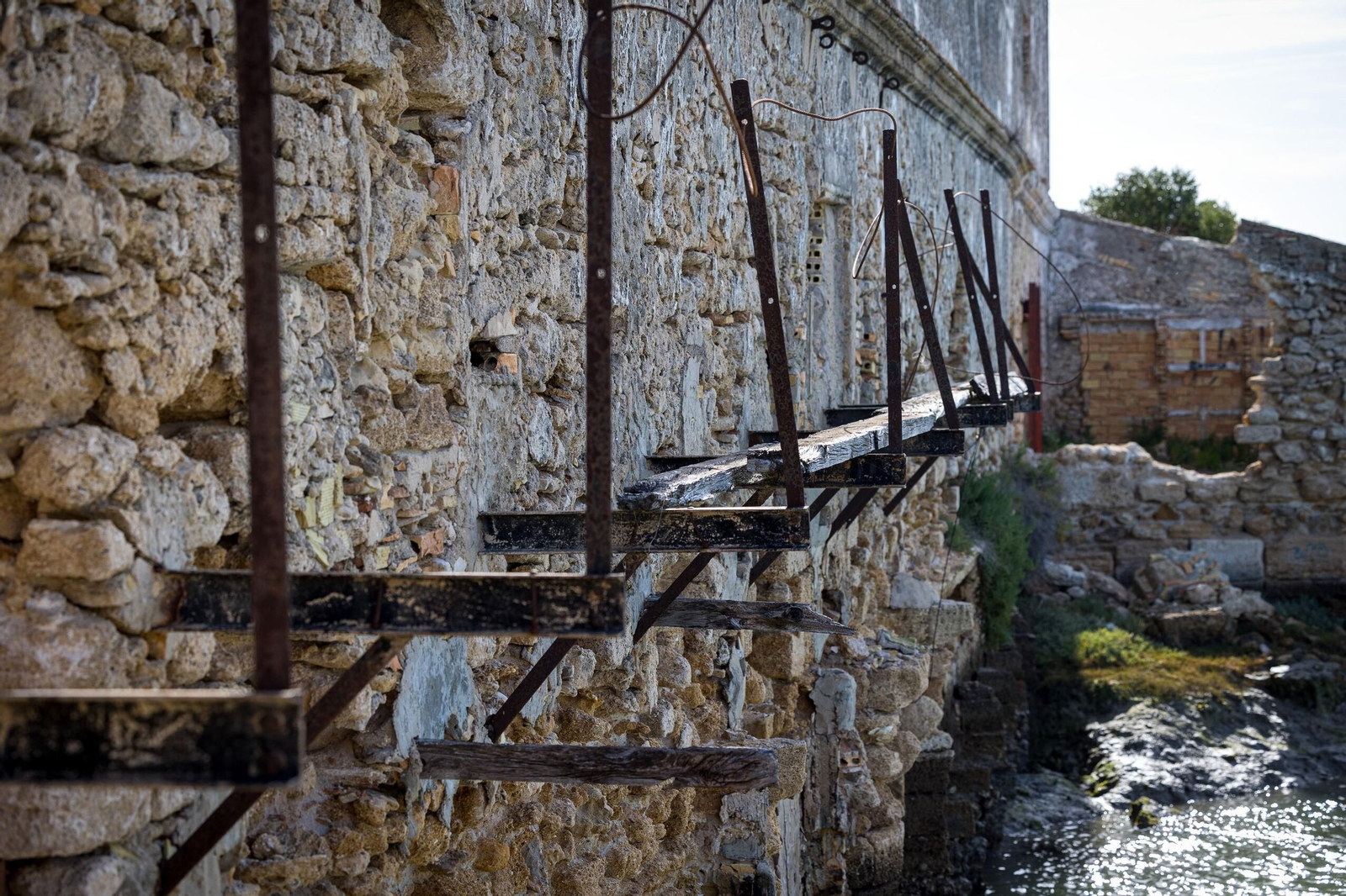 Imágenes del pésimo estado del molino de mareas de Cádiz