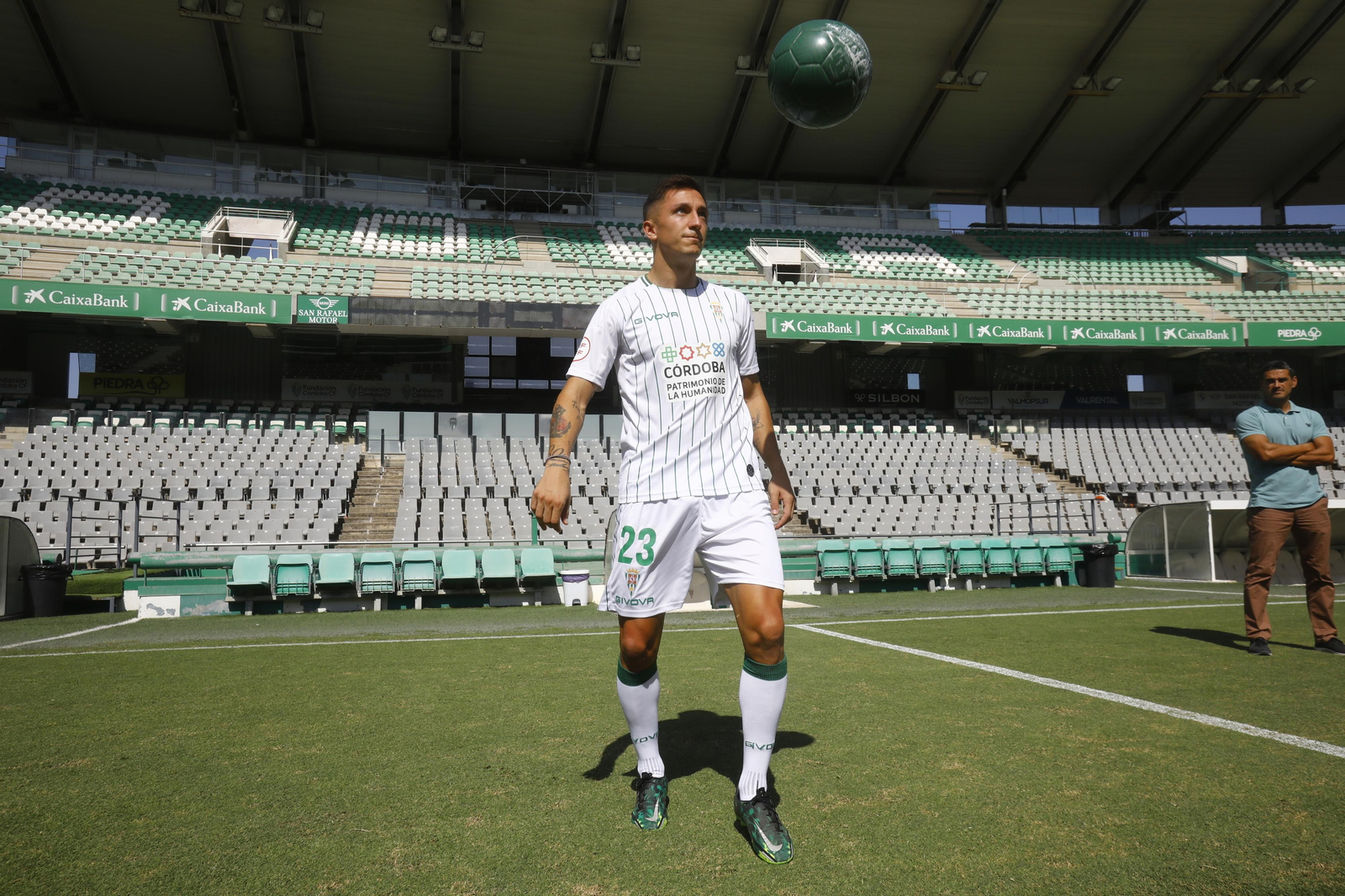 Las imágenes de la presentación de Christian Carracedo con el Córdoba CF