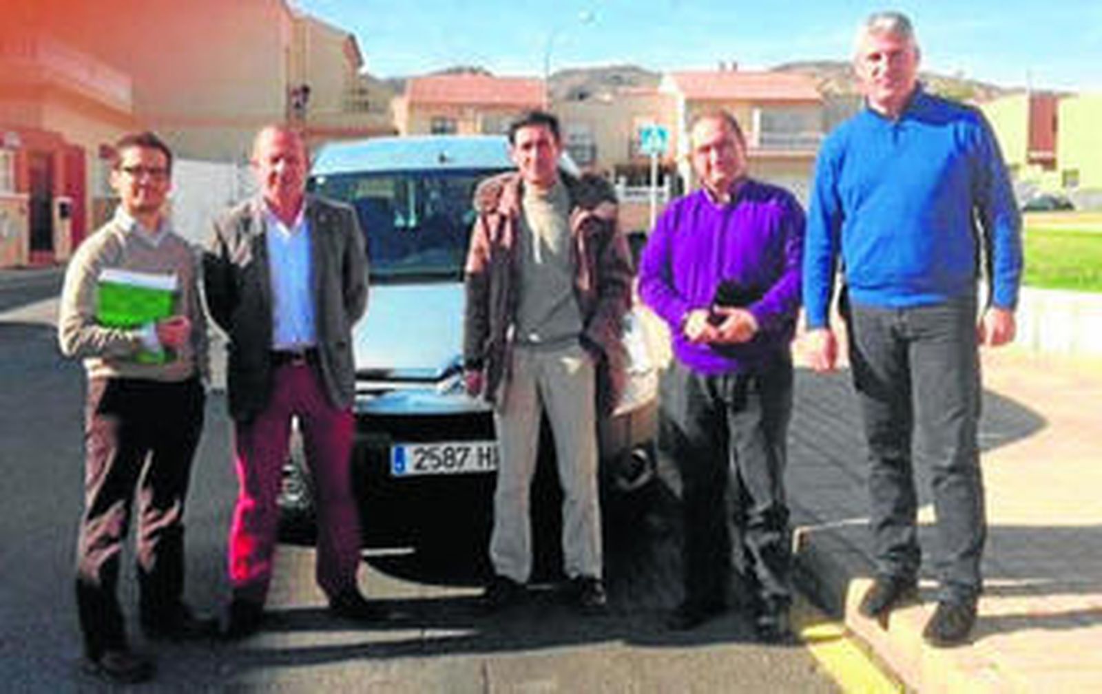 El alcalde y los concejales posaron con el nuevo vehículo.