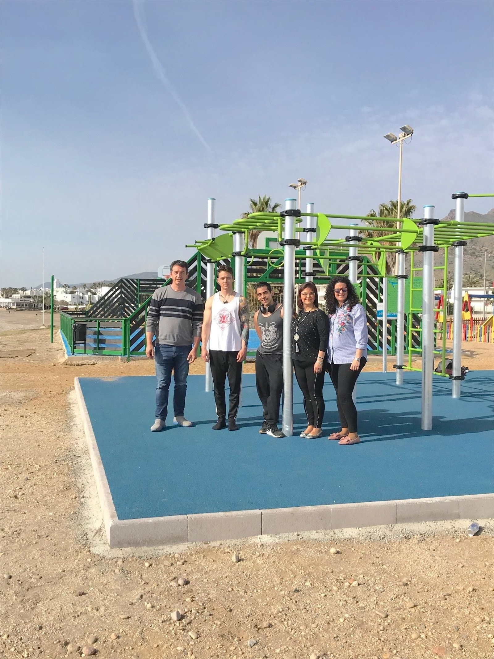 Concejales del equipo de gobierno visitan el nuevo parque de calistenia de Mojácar.