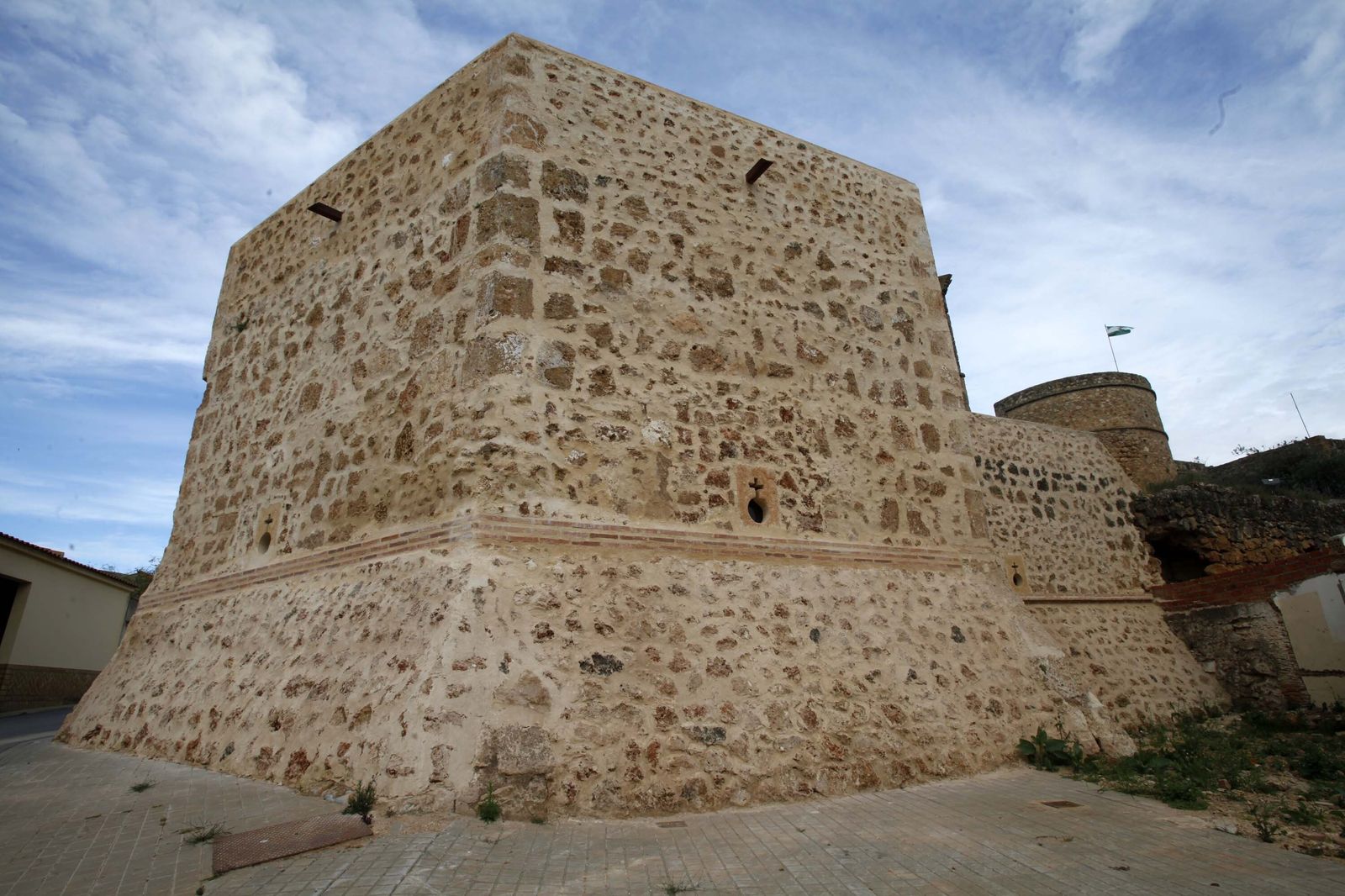 Imágenes de la restauración de la barbacana del castillo de Niebla