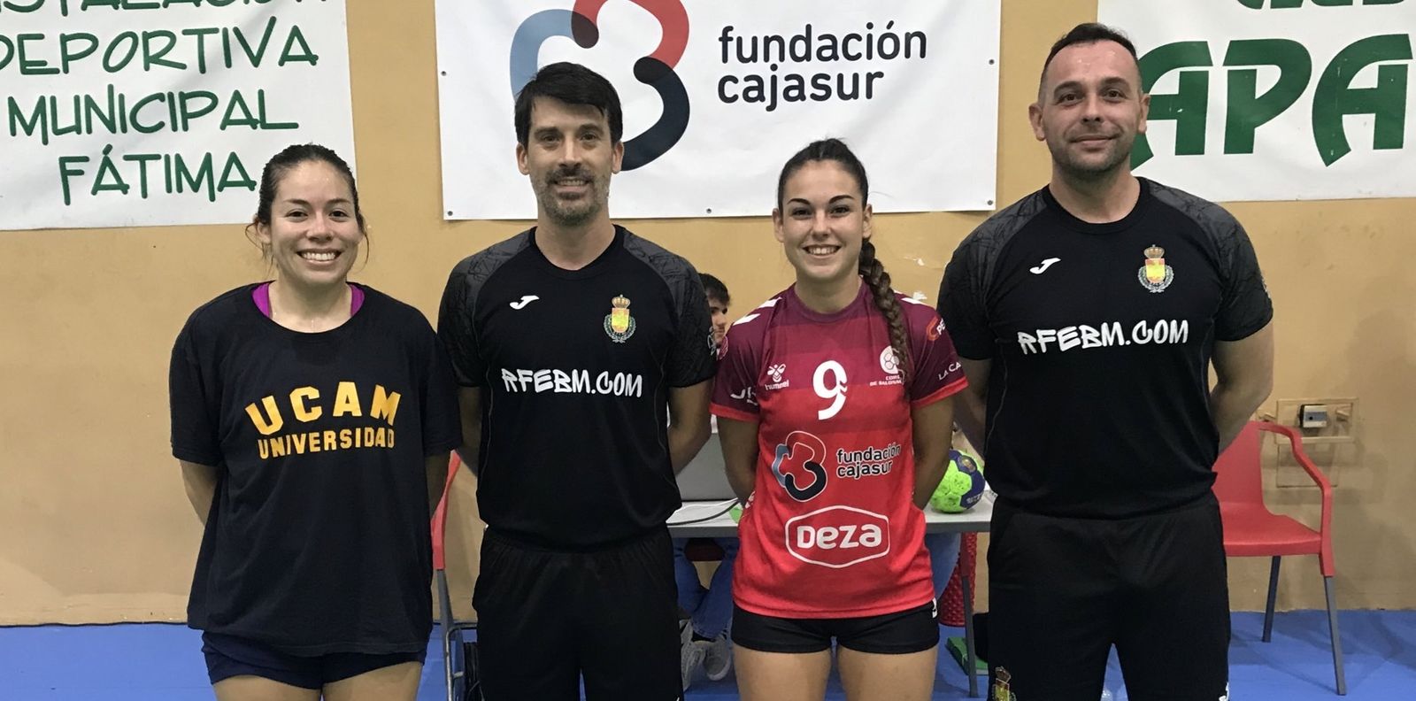Las capitanes de Deza Córdoba y UCAM Murcia con la pareja arbitral.